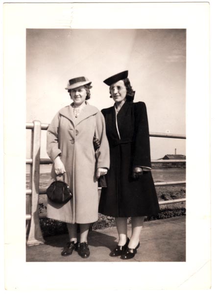 Elda is the third woman from the left.